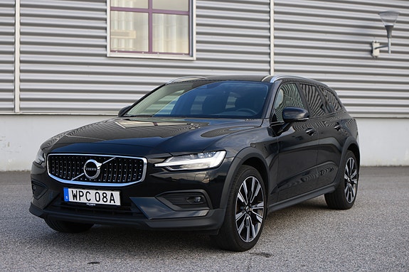 Volvo V60 Cross Country 2 of 7