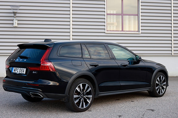 Volvo V60 Cross Country 3 of 7