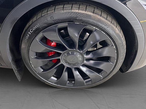Tesla Model Y 28 of 30