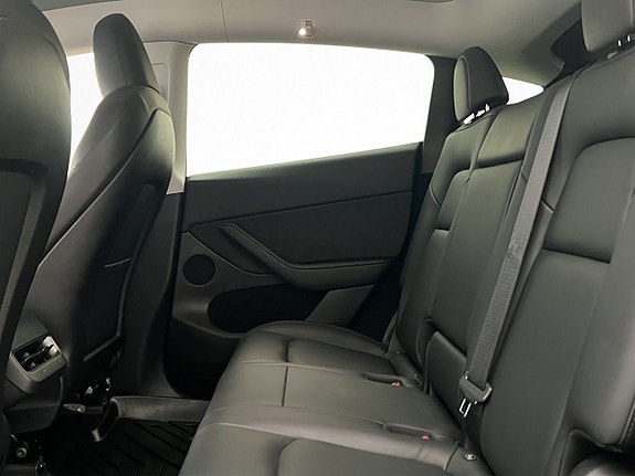 Tesla Model Y 16 of 30