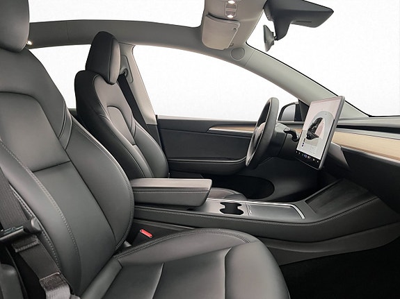 Tesla Model Y 10 of 30