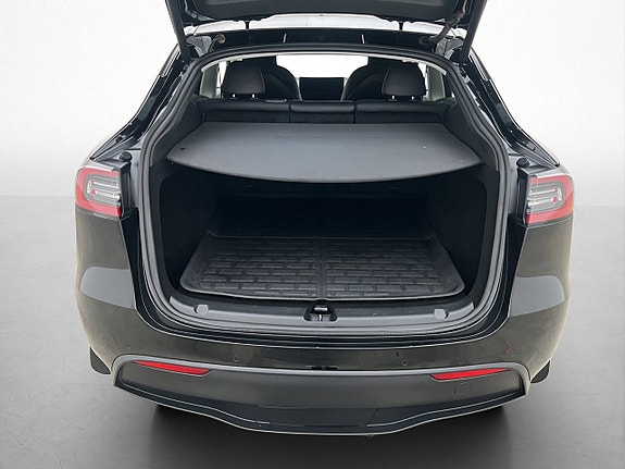 Tesla Model Y 9 of 30