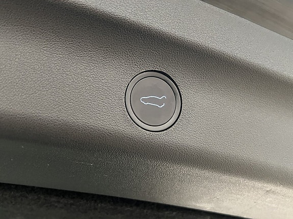 Tesla Model Y 26 of 30