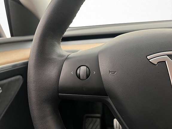 Tesla Model Y 18 of 30