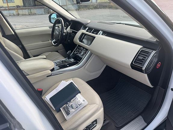 Land Rover Range Rover Sport 9 of 12