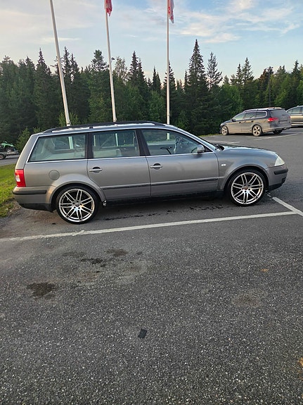 Volkswagen Passat 2 of 11