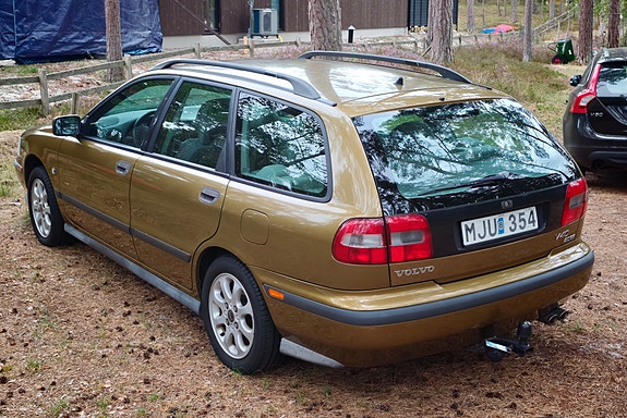 Volvo V40 2 of 9