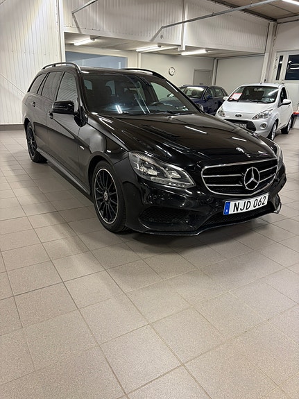 Mercedes-Benz E220 2 of 10