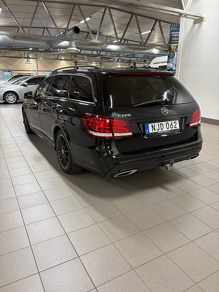 Mercedes-Benz E220 3 of 10