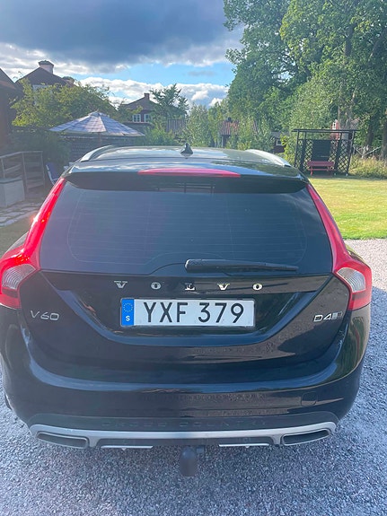 Volvo V60 Cross Country 2 of 8