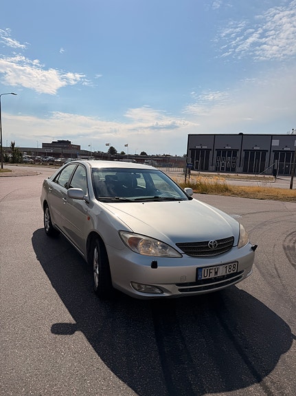 Toyota Camry 4 of 11
