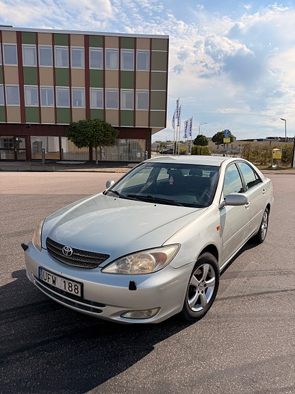 Toyota Camry 3 of 11