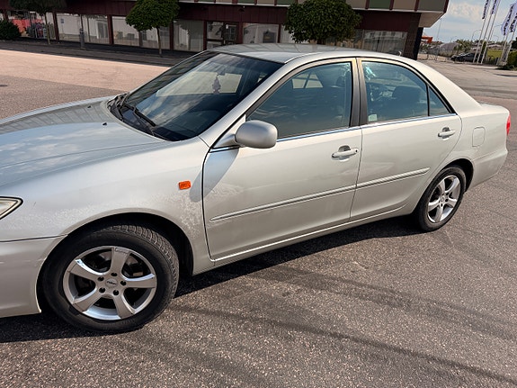 Toyota Camry 9 of 11