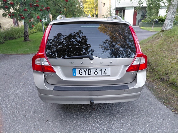 Volvo V70 2 of 4