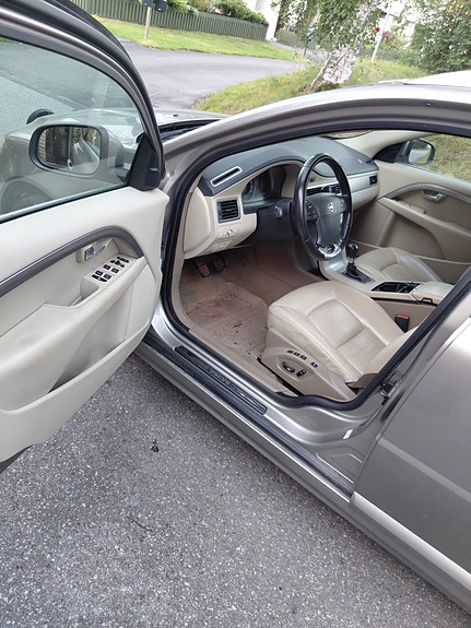 Volvo V70 3 of 4