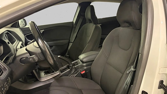 Volvo V40 12 of 17