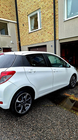 Toyota Yaris 3 of 9