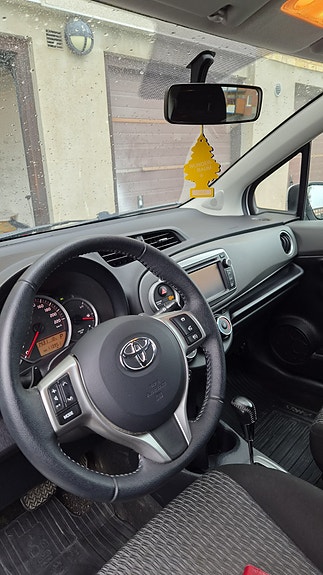 Toyota Yaris 5 of 9