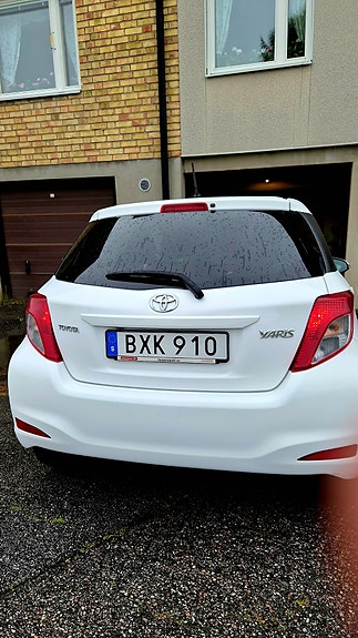 Toyota Yaris 2 of 9