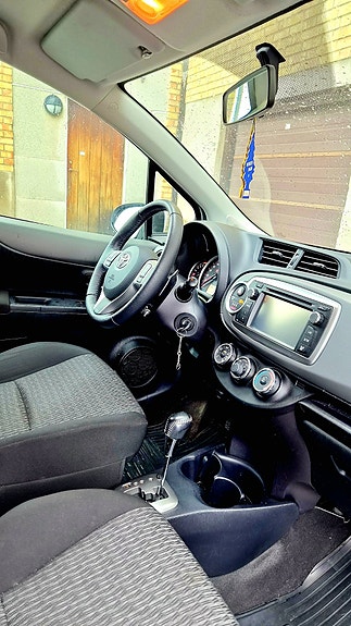 Toyota Yaris 6 of 9