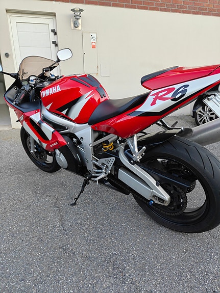 Yamaha YZF-R6 2 of 5