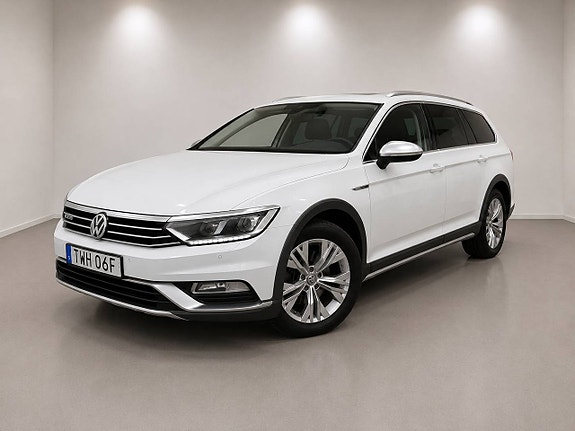 Volkswagen Passat Alltrack 2 of 14