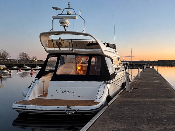 Princess 40 flybridge 2 of 10