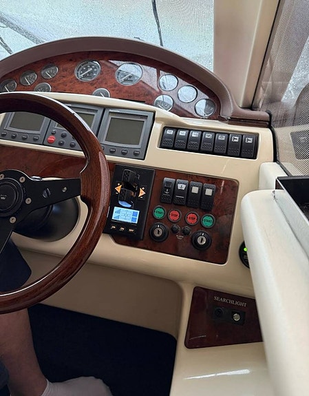 Princess 40 flybridge 3 of 10
