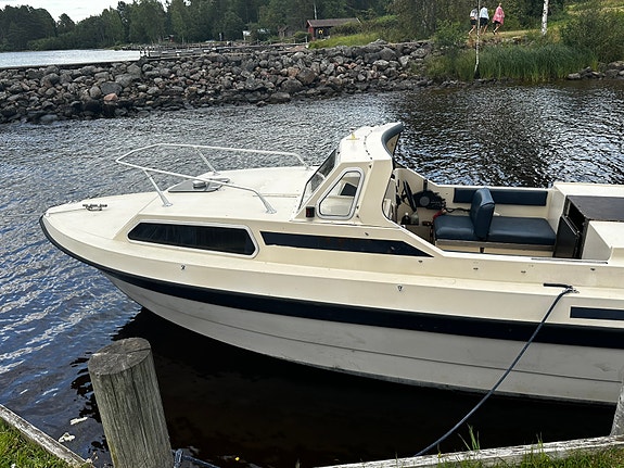 Finnsport 650 AC med 115hk fyrtaktare och trailer 4 of 11