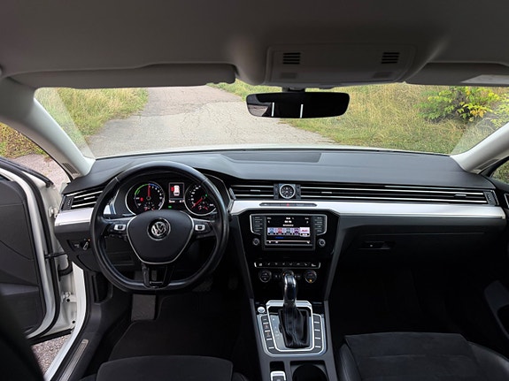 Volkswagen Passat 9 of 11