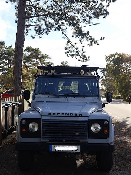 Land Rover Defender 110 2 of 6
