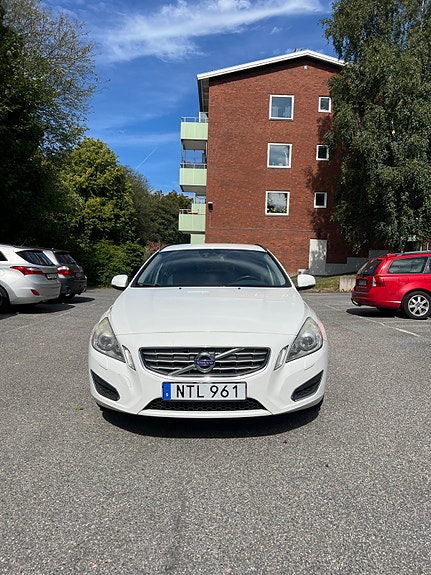 Volvo V60 2 of 10