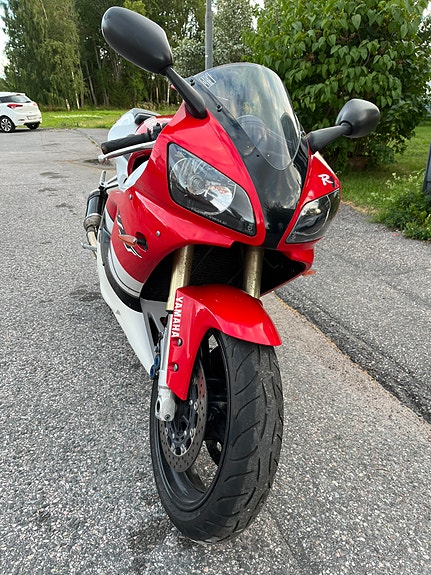Yamaha YZF-R1 2 of 5