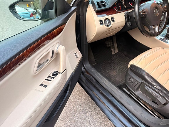 Volkswagen Passat CC 15 of 28