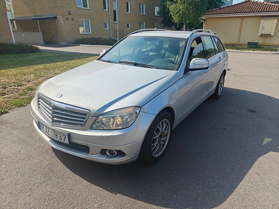 Mercedes-Benz C180 2 of 10