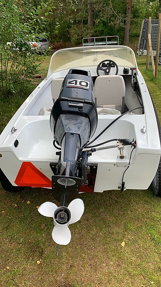 Fräsch styrpulpet/sportbåt – Yamaha 40hk, Båtvagn & Bluetooth-ljud 5 of 17