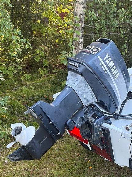 Fräsch styrpulpet/sportbåt – Yamaha 40hk, Båtvagn & Bluetooth-ljud 13 of 17