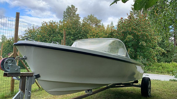 Fräsch styrpulpet/sportbåt – Yamaha 40hk, Båtvagn & Bluetooth-ljud 4 of 17