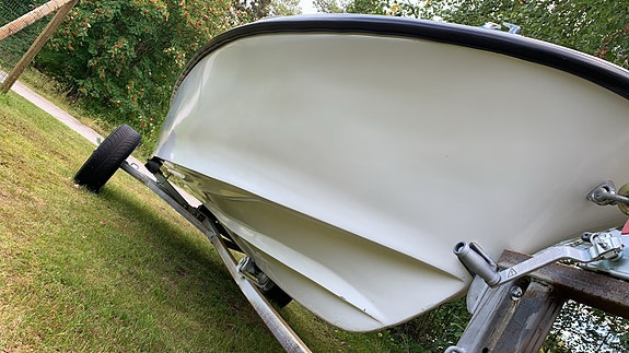 Fräsch styrpulpet/sportbåt – Yamaha 40hk, Båtvagn & Bluetooth-ljud 6 of 17
