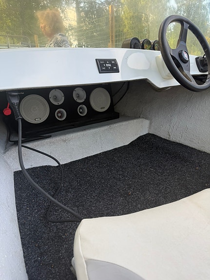 Fräsch styrpulpet/sportbåt – Yamaha 40hk, Båtvagn & Bluetooth-ljud 8 of 17