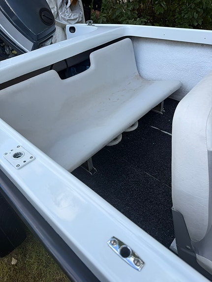 Fräsch styrpulpet/sportbåt – Yamaha 40hk, Båtvagn & Bluetooth-ljud 10 of 17