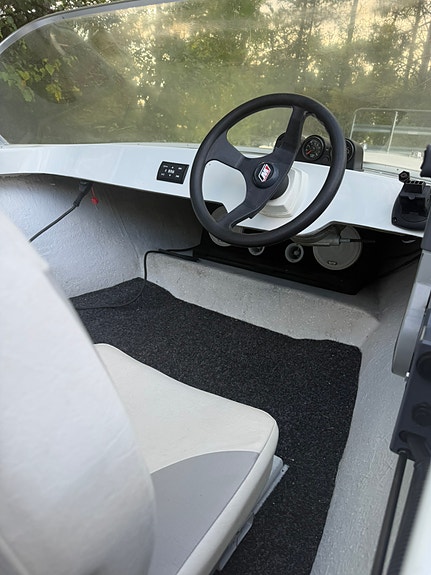 Fräsch styrpulpet/sportbåt – Yamaha 40hk, Båtvagn & Bluetooth-ljud 3 of 17