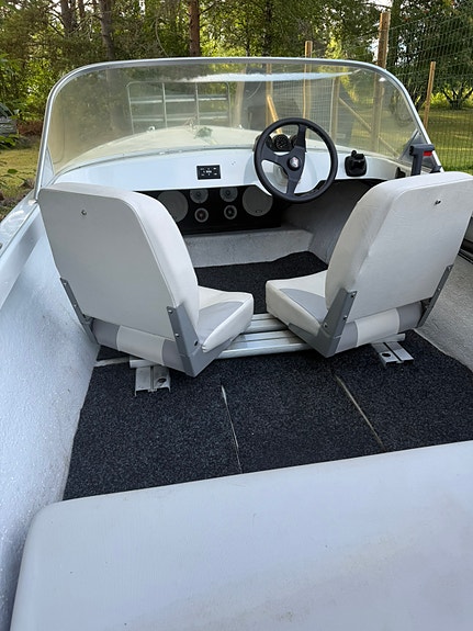 Fräsch styrpulpet/sportbåt – Yamaha 40hk, Båtvagn & Bluetooth-ljud 2 of 17
