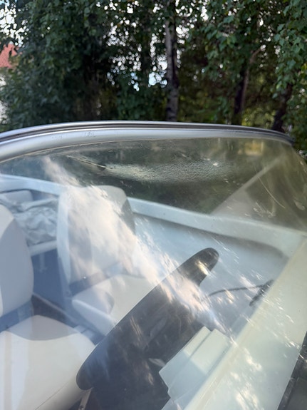 Fräsch styrpulpet/sportbåt – Yamaha 40hk, Båtvagn & Bluetooth-ljud 12 of 17