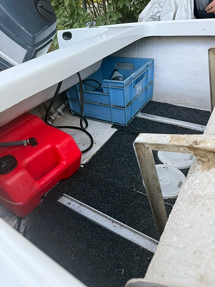Fräsch styrpulpet/sportbåt – Yamaha 40hk, Båtvagn & Bluetooth-ljud 11 of 17
