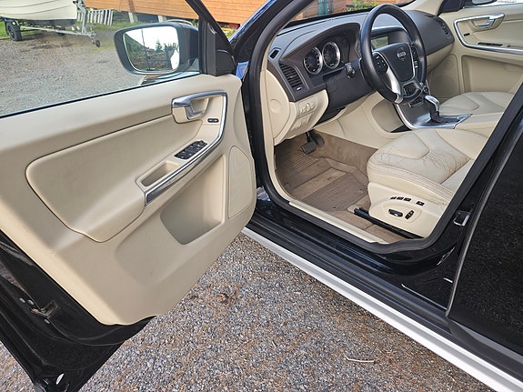 Volvo XC60 11 of 30