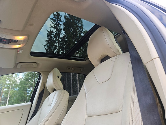 Volvo XC60 13 of 30