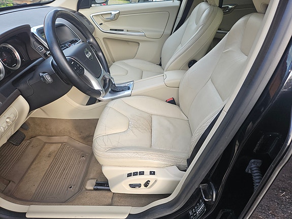 Volvo XC60 14 of 30