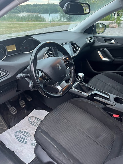Peugeot 308 SW 15 of 19