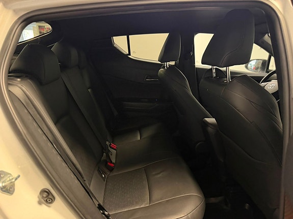 Toyota C-HR 14 of 24